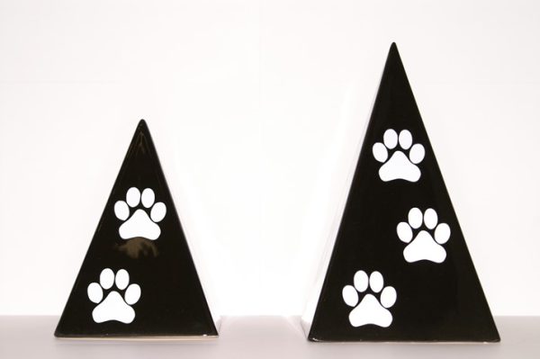 HUCZ - Piramide urn zwart met witte pootjes